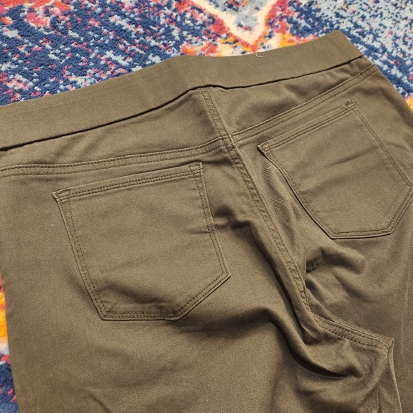 NWOT Gloria Vanderbilt "All Around Slimming Effect' Sz 10 - Picture 2 of 2